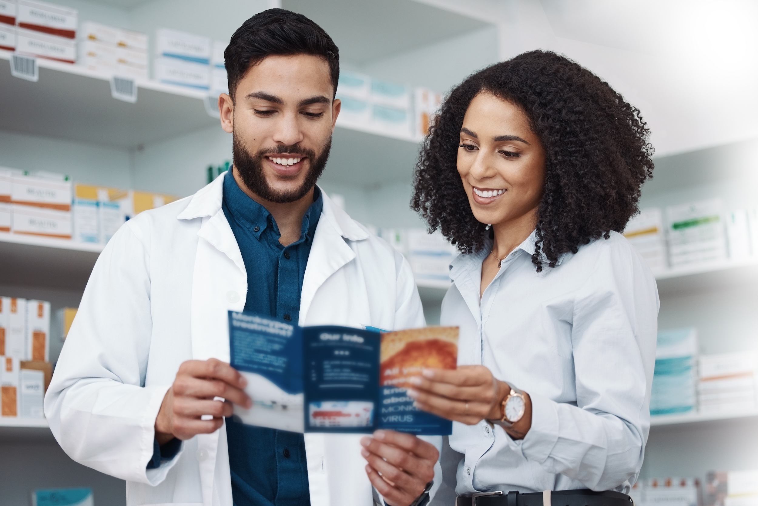 Doctor y vendedora leyendo un folleto